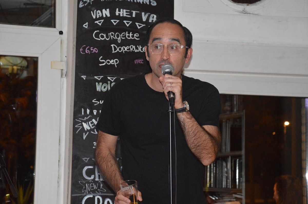 Remy van Aarden tijdens een poëzieoptreden in België