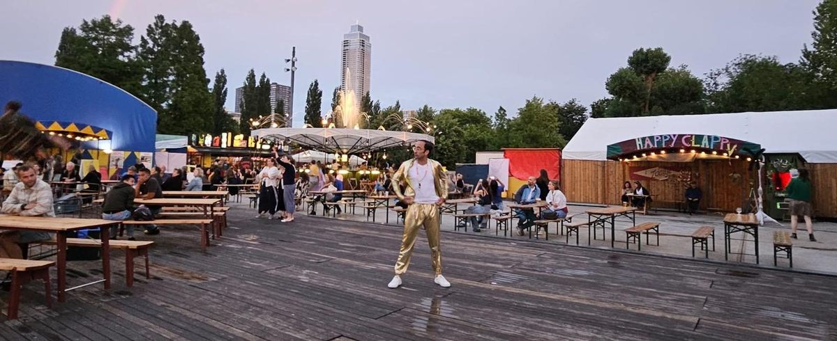Remy van Aarden tijdens een live optreden met muzikale begeleiding