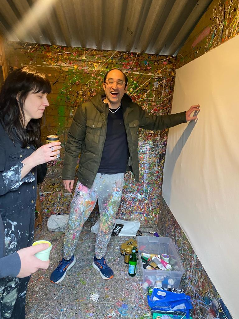 Remy van Aarden tijdens een schilderworkshop in zijn atelier